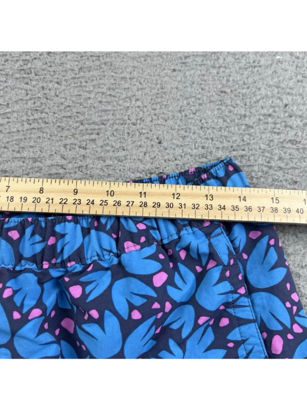 Patagonia Barely Baggies Women’s Shorts Size Small Blue Floral Pattern